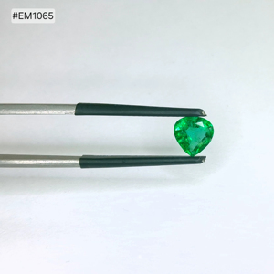 พลอยมรกตสีเขียวแซมเบียทรงหัวใจ น้ำหนัก 1.14 กะรัต คุณภาพพรีเมียม ความใสระดับดี เหมาะสำหรับทำแหวนและจี้ - Product Image 1