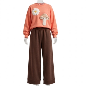 Ensemble 2 pièces pour femme : Sweat-shirt col en V corail et pantalon large marron avec appliques florales marguerite et champignon en polyester à taille élastique - Product Image 6
