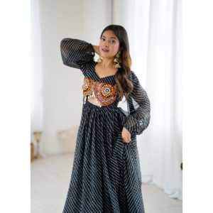 Robe de soirée trapèze en mousseline de soie avec imprimé numérique et broderie en points de chaînette, taille empire, taille XL - Product Image 5