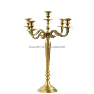 Candelabro decorativo de cinco brazos de metal para una elegante decoración de mesa durante un banquete de boda o una celebración de cena a la luz de las velas. - Product Image 1
