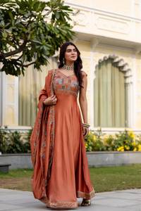 Kurti sur mesure en tissu de soie Vichitra pure, nouvelle conception de qualité supérieure, avec ensemble de dupatta assorti, parfait pour les mariages et les fêtes - Product Image 3