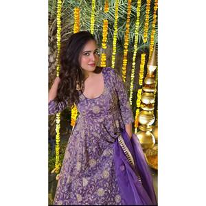 Robe Anarkali en soie brodée, à effet froissé prononcé, avec travail de sequins de 5 mm - Product Image 1