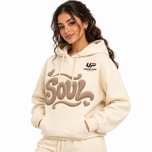 Sudadera con Capucha Moderna para Mujer con Estampado en Relieve, Letras en Relieve Intensas, Tela Suave y Estilo Urbano Contemporáneo - Product Image 5