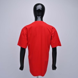 T-shirt en jersey rouge pour femme, col rond, manches courtes, avec logo en strass et embellissement floral doré, idéal pour l'été et les activités en extérieur - Product Image 2