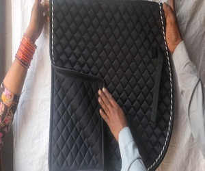 Tapis de selle matelassé violet tout usage avec sangle de harnais pour l'entraînement équestre, doublure polaire, rembourrage polyester, fabricant - Product Image 4