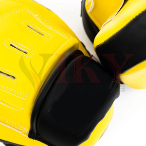 Mitaines de frappe courbées à doigts séparés avec support de poignet sécurisé pour l'entraînement MMA et de Kickboxing – Pads de boxe jaunes et noirs - Product Image 5