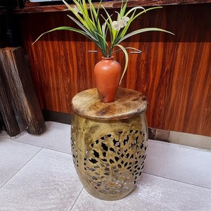 Mesa de Centro de Estilo Asiático Hecha a Mano con Base Redonda Tallada en Dorado para Sala de Estar - Product Image 1