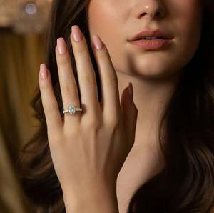 แหวนหมั้นและแต่งงานทรงรีประดับมอสซาไนต์ เงินแท้ 925 ชุบแพลตตินั่มอย่างหรูหรา พร้อมการฝังแบบหนามเตย เหมาะสำหรับวันครบรอบและงานปาร์ตี้ - Product Image 2