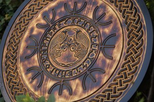 Bouclier en bois inspiré de l'ère viking, bouclier rond artisanal pour costumes historiques, jeux de rôle et décoration murale - Product Image 4