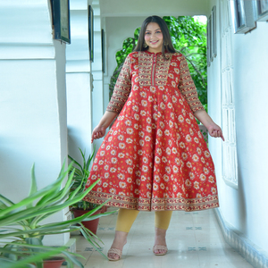 Kurta Anarkali en coton marron avec encolure en dentelle, col mandarin, manches trois-quarts, longueur genou, grande taille pour femme, vente en gros - Product Image 2