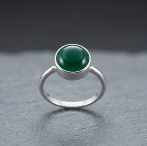 Anillo minimalista de plata de ley 925 con ónix verde de 8 mm, engaste de bisel con piedra preciosa redonda, hecho a mano, para uso diario, unisex. - Product Image 1