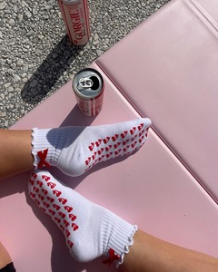 Calcetines de Pilates BCSI al por Mayor con Diseño de Cerezas y Lazo, Logotipo y Empaque Personalizados, Antideslizantes con Volantes para Gimnasio, Yoga y Barra - Product Image 1