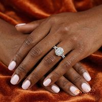Bague Moissanite taille émeraude avec halo pour femme, ton argenté, sertissage à griffes dorées, bijoux élégants pour fiançailles, mariage, anniversaire, fête