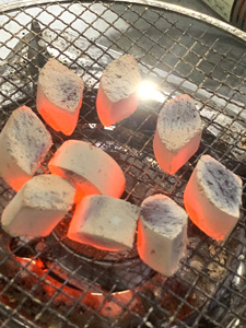 Carbón para Shisha Viet Argo, Briquetas de Carbón de Coco Hechas a Máquina, Larga Duración, 58.8% de Carbono Fijo, 6.95 Calorías - Product Image 1