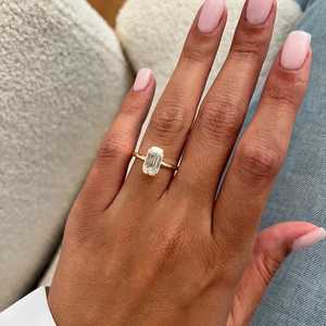 Bague de fiançailles demi-sertie en diamant de laboratoire taille émeraude 2 carats, unique en son genre, or jaune 14 carats Art Déco, certifiée IGI - Product Image 3