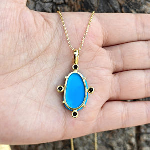 Collar con colgante de estrella celestial tallada en piedra turquesa azul con detalles de circonita cúbica negra, chapado en oro de 18k sobre latón, joyería llamativa. - Product Image 5