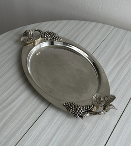Bandeja de café Art Deco de metal en oferta con asas plateadas con diseño de uvas, regalo de Diwali para servir té y aperitivos en mesas de restaurantes. - Product Image 4