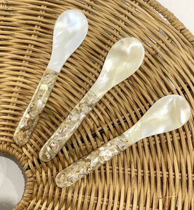 Cuillère en nacre vietnamienne de qualité supérieure, fabriquée à partir de coquilles d'huîtres, pour servir le caviar, le sel, les œufs, la crème glacée, le café et les desserts. - Product Image 1