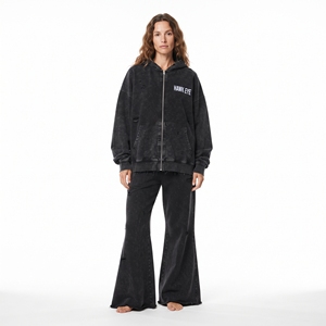 Ensemble de survêtement streetwear pour femme en molleton de coton, comprenant un sweat à capuche noir à fermeture éclair intégrale, effet délavé et usé, et un pantalon jogger coupe décontractée, jambe large et évasée - Product Image 5