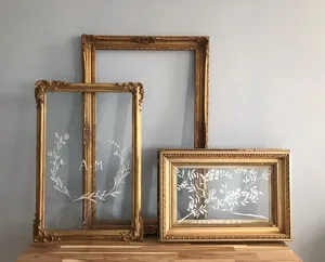 Cadre photo en bois élégant conçu pour présenter des œuvres d'art ou des citations inspirantes sur les bureaux de bureau et les intérieurs de maison - Product Image 2