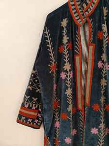 Chaqueta Larga de Terciopelo Bordada con Motivos de Ojo Turco, Corazón y Amor, Estilo Boho, Hecha a Mano, Arte Folclórico, Prenda Distintiva - Product Image 3