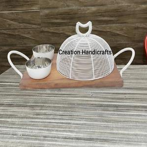 Plateau décoratif rond moderne avec cadre en métal noir et base en bois, plateau de service avec poignées - Product Image 2