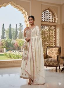 Ensemble palazzo en soie chinon lourde brodée de qualité supérieure avec travail de sequins et dupatta de créateur – Tenue de fête et de mariage - Product Image 3