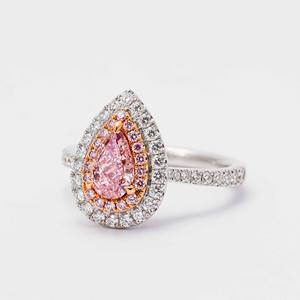 Elegante Anillo de Compromiso de Oro Blanco de 14K con un Clúster de Diamantes Cultivados en Laboratorio de Color Naranja Rosado en Forma de Pera de 1.65ct - Product Image 2