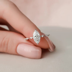 Bague de fiançailles en diamant taille marquise de 1,0 ct avec halo caché et pierres latérales, certifiée IGI, plaquée or 18 carats, luxe unisexe - Product Image 5