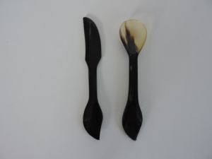 Ensemble de 2 cuillères à salade en corne, design élégant, fabriquées à la main à partir de corne de buffle naturelle, à prix abordable. - Product Image 5