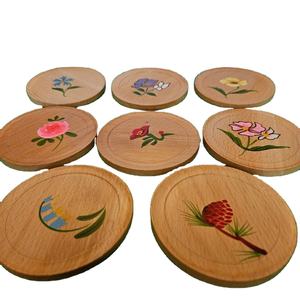 Ensemble de sous-verres en bois artisanal pour thé et café avec de jolis motifs floraux gravés, décoration de table en bois naturel, cadeau pour la maison - Product Image 1