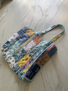 Sac fourre-tout matelassé en coton imprimé au bloc et patchwork : Grand sac à main indien en gros - Product Image 4