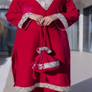 Conjunto de Kurti y Pantalón de Terciopelo para Mujer VASTRA COTTAGE con Bordado Zari, Trabajo con Espejos Reales, Manga Larga, Cuello en V, Vestido para Fiesta - Product Image 2