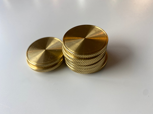 Pièces de monnaie vierges en laiton poli moderne, finition CNC à bords moletés diamantés, 40 mm x 3 mm, pour impression numérique, gravure et logo personnalisé, vente en gros - Product Image 4