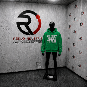 Sudadera con Capucha Verde de Invierno con Gráfico de Oración y Tipografía Audaz, Estilo Cristiano, con Cita Religiosa Inspiradora - Product Image 3