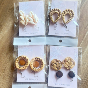 Boucles d'oreilles pendantes en rotin tissé léger, bijoux faits à la main, écologiques, fabriqués au Vietnam, fabricant - Product Image 1