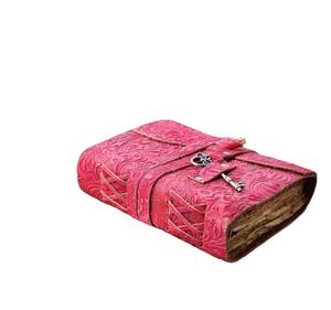 สมุดบันทึกปกหนังแท้ลายดอกไม้สีแดง งานแฮนด์เมดสไตล์วินเทจ ของขวัญสุดพิเศษ เย็บด้วยด้าย 80 แผ่น ไม่มีเส้นบรรทัด พร้อมกุญแจ - Product Image 5