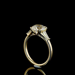 Bague de mariage classique en or 14 carats pour femme, avec trois pierres baguette coniques, diamant de laboratoire certifié IGI de 2,5 carats, taille brillant - Product Image 4