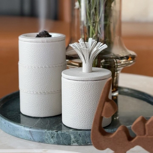 Ensemble de brûleurs d'encens en cuir grainé de luxe, couleur beige chaud, avec des surpiqûres élégantes et un accent floral unique à franges - Product Image 4