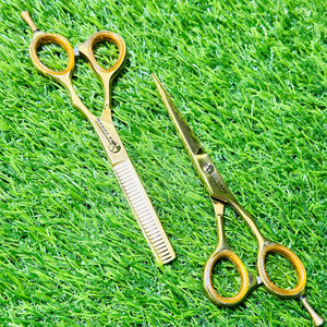 Tijeras Profesionales de Peluquería Ajustables con Recubrimiento Dorado, Juego de Tijeras de Peluquero para Adelgazar el Cabello con Reposa Dedos, para Estilismo en Salón - Product Image 4