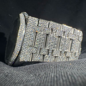 Reloj de Lujo para Hombre, de Cuarzo y Acero Inoxidable, Marca Divine Export, Resistente al Agua 5ATM, Diseño Hip Hop con Cristales, Colores Personalizables - Product Image 1