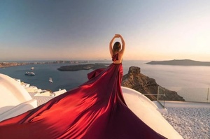 Nouvelle Arrivée Robe Longue Rouge Santorini en Chiffon de Soie 100% Écologique Coupe A-Line avec Longue Traîne |   Robe de séance photo pour femmes - Product Image 3