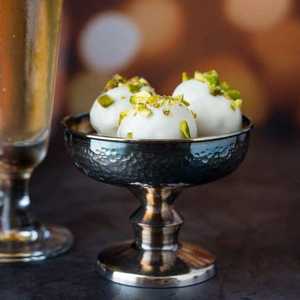 Moderna tazón de metal para chocolate con un diseño elegante, ideal para el uso diario en la cocina o para la presentación festiva de frutos secos y dulces. - Product Image 5