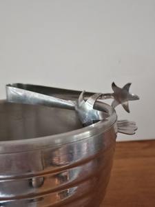 Seau élégant en métal argenté avec couvercle et pince pour la décoration de comptoir de bar, les réceptions à domicile et la mise en valeur de la table haut de gamme, provenant d'Inde - Product Image 2