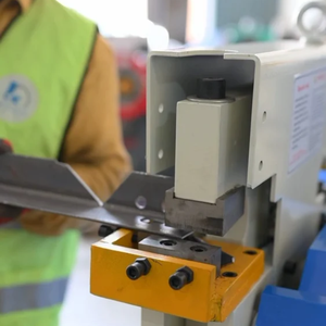 Máquina Punzonadora, Cortadora y Entalladora Hidráulica para Trabajos de Hierro, Equipo de Fabricación de Metal de Uso Pesado Semiautomático Industrial - Product Image 6