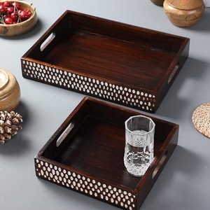 Juego de 2 bandejas de madera con diseño de incrustaciones metálicas – Bandejas decorativas para café y desayuno con asas - Product Image 6