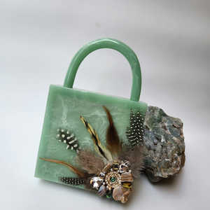 Bolso de Mano de Resina Hecho a Mano para Niñas, Moda Juvenil, Perfecto para Regalo, Hecho por Tayyab Handicraft - Product Image 1