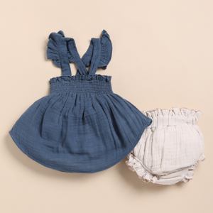 Top con volantes sin mangas de muselina orgánica de primera calidad con juego de bombachos-Azul marino + avena - Product Image 1