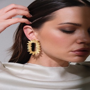 Boucles d'oreilles créoles de luxe plaquées or 18 carats pour femmes, bijoux tendance, boucles d'oreilles créoles en acier inoxydable de qualité supérieure, hypoallergéniques - Product Image 1