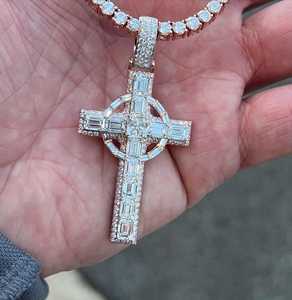 Pendentif Croix en Argent Sterling Or Rose avec Moissanite Taille Brillant Sertie Griffe, Bijou Chrétien Religieux Hip Hop Unisexe - Product Image 4